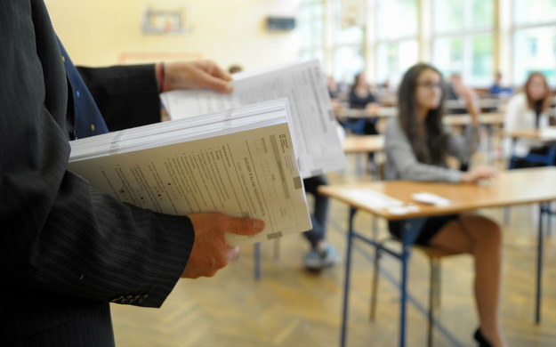 Uczniowie klas III Gimnazjum nr 3 w Przemyślu na chwilę przed rozpoczęciem egzaminu gimnazjalnego, zdj. ilustracyjne /Darek Delmanowicz /PAP