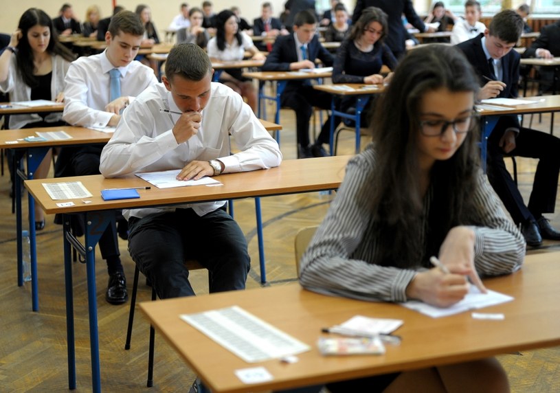 Uczniowie klas III Gimnazjum nr 3 w Przemyślu na chwilę przed rozpoczęciem egzaminu gimnazjalnego, zdj. ilustracyjne /Darek Delmanowicz /PAP