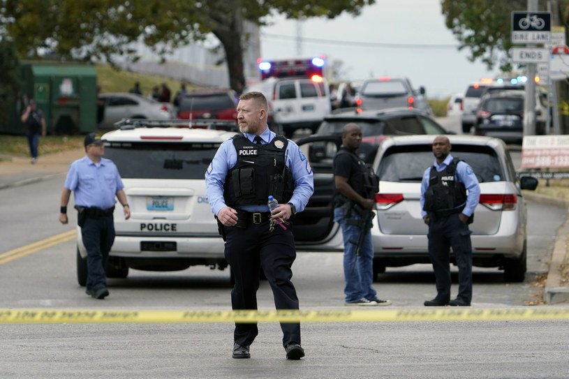 Uczniowie, którzy uciekli z budynku poinformowani policję, że napastnik był uzbrojony w długą broń /Jeff Roberson/Associated Press/East News /East News