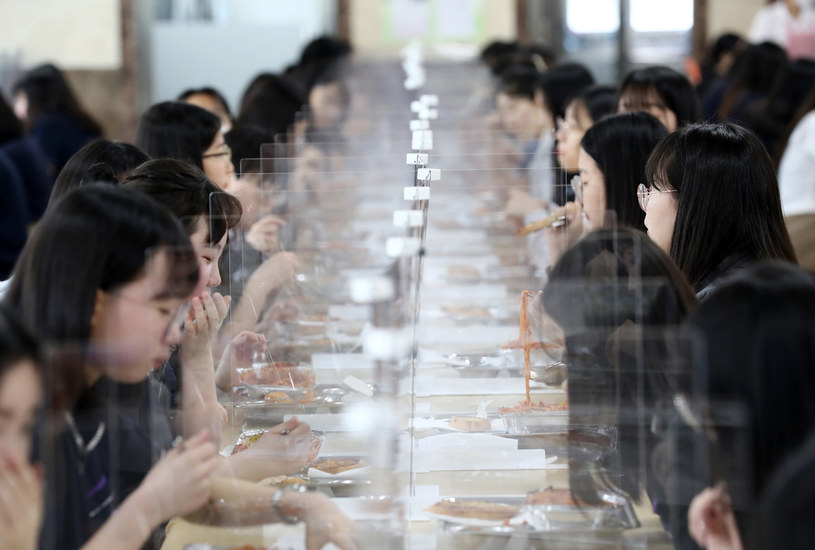 Uczniowie na stołówce w szkole średniej w mieście Daejeon w Korei Południowej. Ochronne ekrany to środek zapobiegawczy w walce z pandemią koronawirusa /YONHAP   /AFP