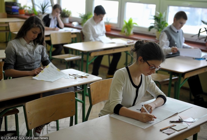 Uczniowie napiszą dziś test /Łukasz Sokolski /East News