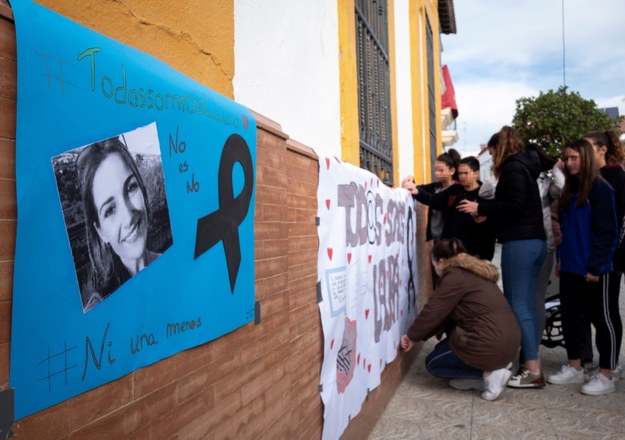 Uczniowie oddają hołd zamordowanej nauczycielce /Julian Perez /PAP/EPA