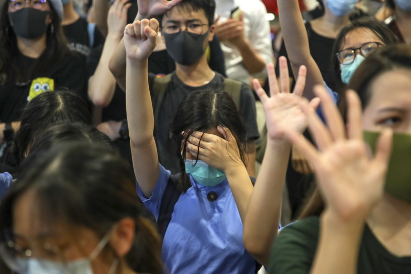 Uczniowie protestujący w Hongkongu przeciwko brutalności policji /PAP/EPA/FAZRY ISMAIL /PAP/EPA