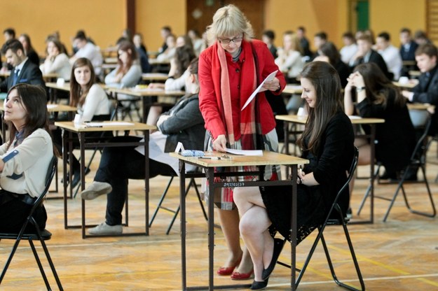Uczniowie przed egzaminem gimnazjalnym w jednej ze szkół w Gorzowie Wielkopolskim /Lech Muszyński /PAP