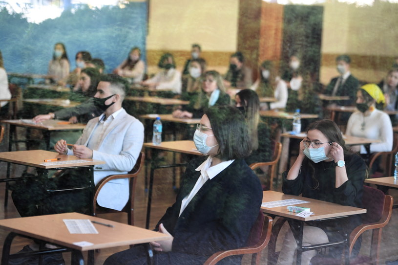 Uczniowie przed egzaminem maturalnym w II Liceum Ogólnokształcącym przy ul. Ks. Jałowego w Rzeszowie /Darek Delmanowicz /PAP
