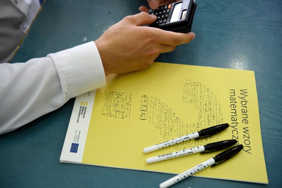 Uczniowie przed rozpoczęciem egzaminu maturalnego z matematyki /Darek Delmanowicz /PAP