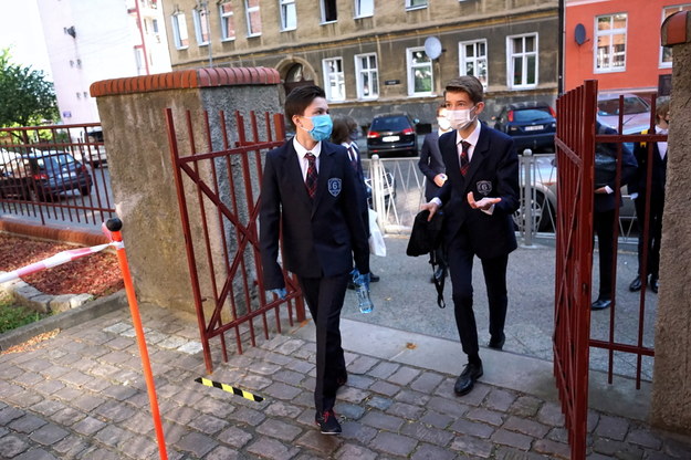 Uczniowie przed wejściem na egzamin ósmoklasisty w Szkole Podstawowej nr. 6 w Szczecinie, /	Marcin Bielecki   /PAP