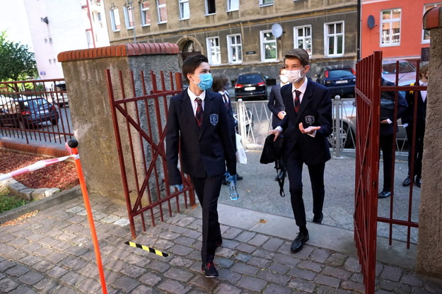 Uczniowie przed wejściem na egzamin ósmoklasisty w Szkole Podstawowej nr. 6 w Szczecinie /	Marcin Bielecki   /PAP