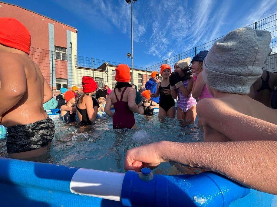 Uczniowie SP8 próbowali dziś morsowania w basenie na szkolnym boisku. /Aneta Łuczkowska /RMF FM - reporter