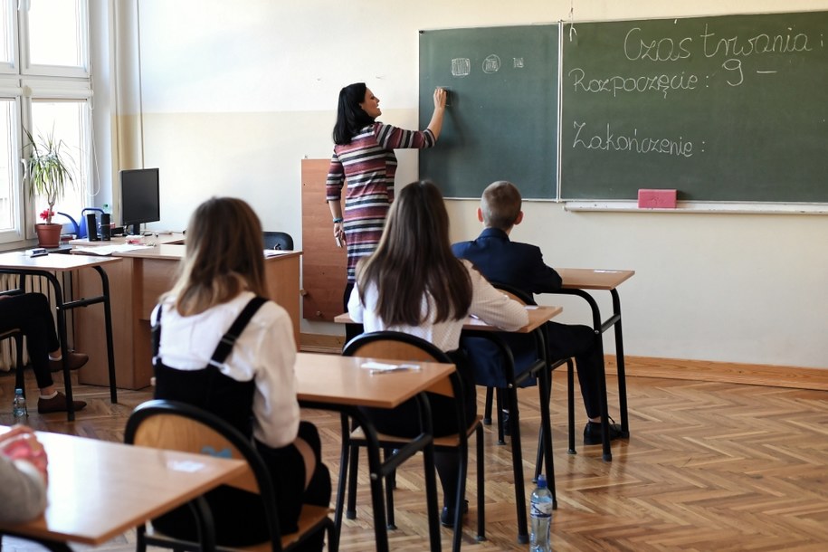Uczniowie szkoły nr 18 im. Macieja Rataja w Lublinie przed rozpoczeciem egzaminu /Wojciech Pacewicz /PAP