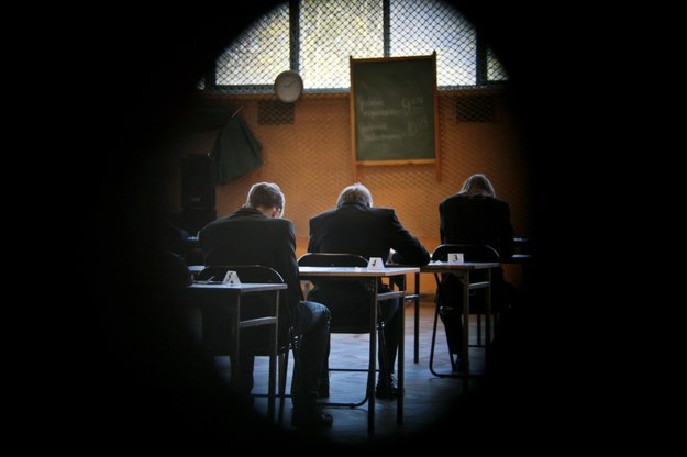 Uczniowie tuż przed rozpoczęciem egzaminu gimnazjalnego /Lech Muszyński /PAP