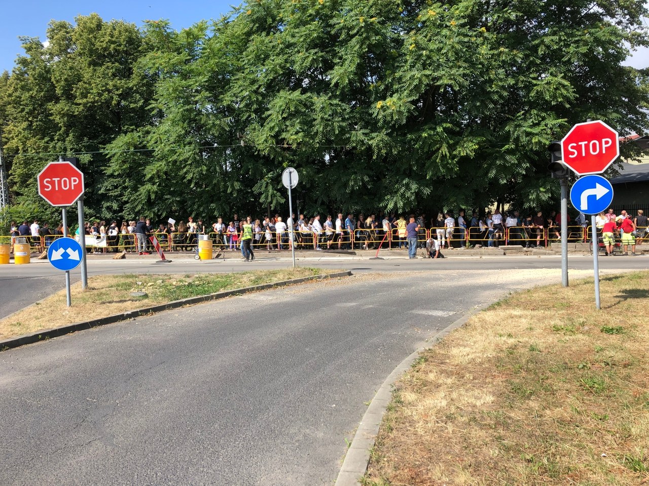 Uczniowie w kolejkach przed Medycyną Pracy w Sosnowcu. Stanowisko śląskiego kuratorium