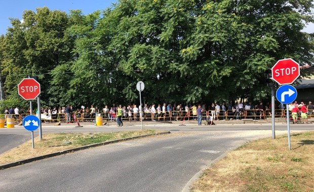 Uczniowie w kolejkach przed Medycyną Pracy w Sosnowcu. Stanowisko śląskiego kuratorium