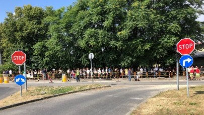 Uczniowie w kolejkach przed Medycyną Pracy w Sosnowcu. Stanowisko śląskiego kuratorium