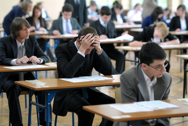 Uczniowie w trakcie egzaminu /Darek Delmanowicz /PAP