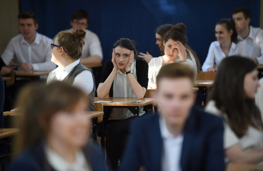 Uczniowie XXIV Liceum Ogólnokształcącego im. Cypriana Norwida w Warszawie przed rozpoczęciem egzaminu maturalnego /Bartłomiej Zborowski /PAP