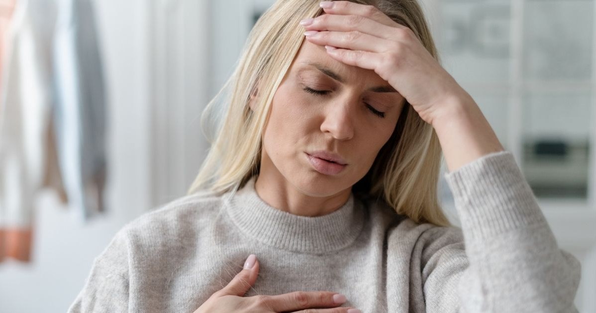Uczucie duszności w osteoporozie może być spowodowane deformacjami w obrębie kręgosłupa /123RF/PICSEL