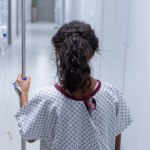 Uczucie gorąca, poszerzona żyła. Jak jeszcze objawia się rak piersi?