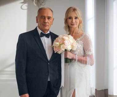 Uczucie, którym darzą siebie bohaterowie "Pierwszej miłości" - Ewa Domańska (Ewa Gawryluk) i Karol Weksler (Karol Strasburger) długo rozkwitało i musiało zmierzyć się z nie jedną trudnością. Po licznych perypetiach i nieoczekiwanych wypadkach, para w końcu staje na ślubnym kobiercu, by wyznać sobie miłość w obecności zaproszonych gości i rodziny.