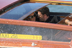 Uczucie kwitnie! Jennifer Lopez i Ben Affleck w drodze na festiwal w Wenecji
