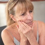 Uczucie ściskania szyi, gardła lub żuchwy. Nietypowy sygnał kardiologiczny, którego nie można lekceważyć