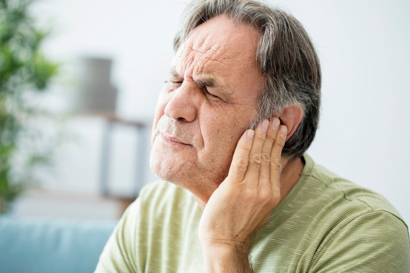 Uczucie zatkania i wody w uszach to często pierwszy objaw zapalania trąbki słuchowej. Nieleczone upośledza słuch /123RF/PICSEL