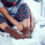 Uczucie zimnych dłoni i stóp. Kiedy u seniora to tylko pogoda, a kiedy objaw choroby?