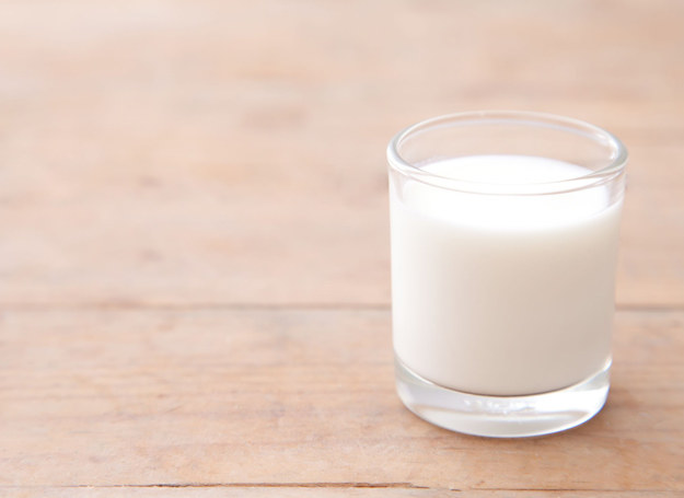Uczulenia najczęściej nie występują po pierwszych porcjach mleka, ale mogą pojawić się po kilku dniach lub tygodniach. /123RF/PICSEL