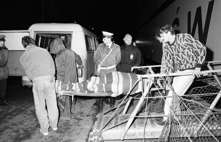 Udało się uratować tylko 9 osób, członków załogi "Heweliusza". Zginęli wszyscy pasażerowie. /Jerzy Undro /PAP