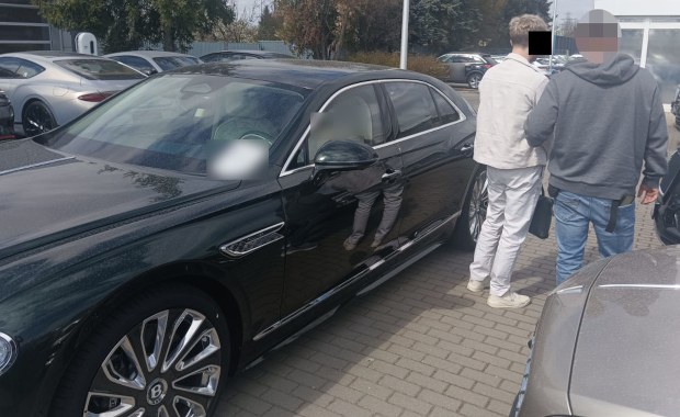 Udawał dyrektora, by zdobyć luksusowego Bentleya. Przekręt 23-latka