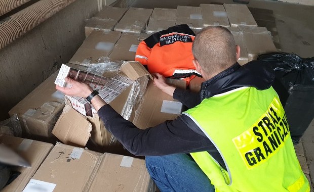 Udawał ratownika medycznego. Karetką woził papierosy