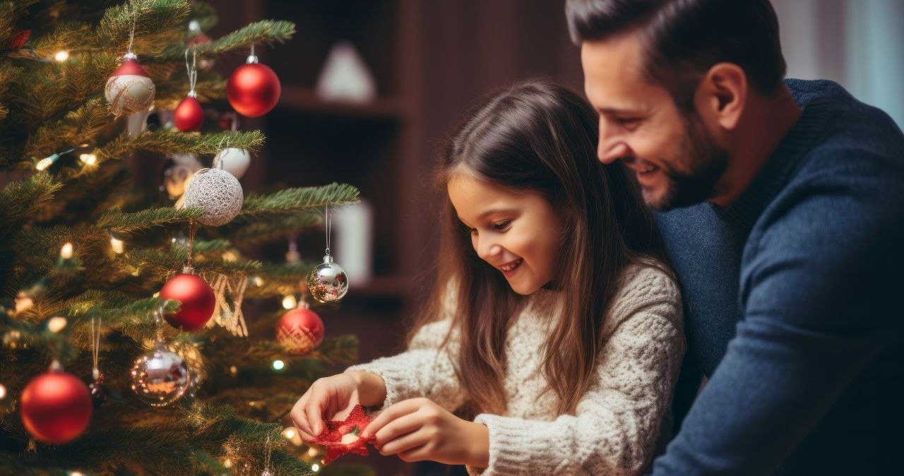 Udekoruj choinkę na święta /adobestock /INTERIA.PL