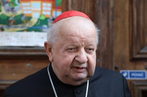 "Uderzają w autorytet św. Jana Pawła II". Kard. Dziwisz wydał oświadczenie 