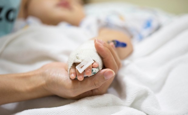 Uderzała w pośladki, po twarzy, głowie, uciskała rączki. Areszt dla matki 2-letniej dziewczynki 