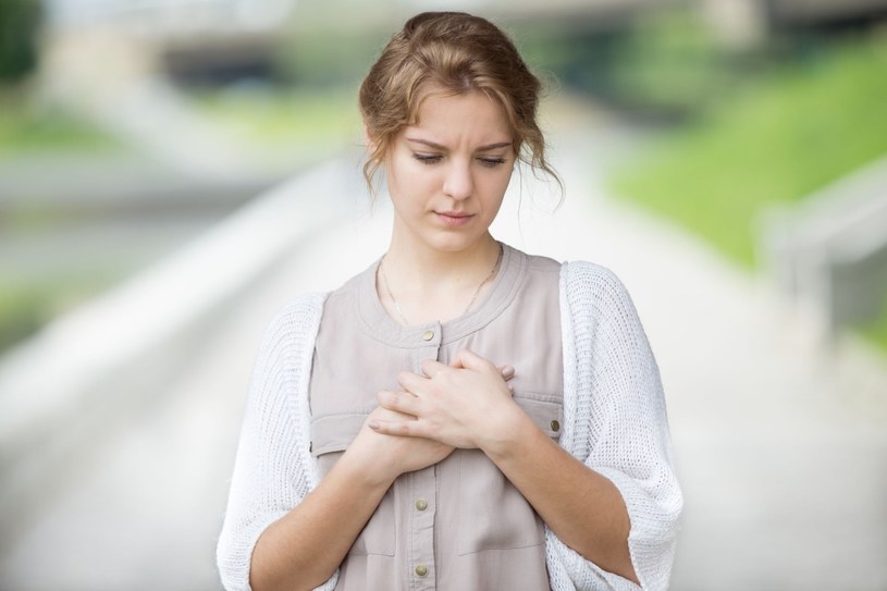 Uderzenia gorąca moga być spowodowane chorobą serca /123RF/PICSEL