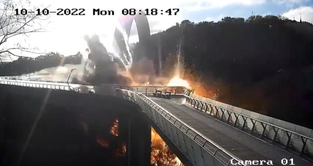 Uderzenie rosyjskiej rakiety w szklany most w Kijowie /Nexta TV  /PAP