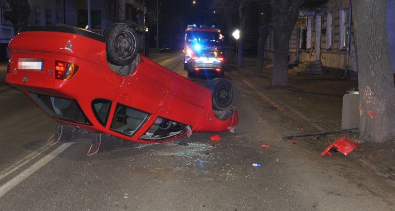 Uderzenie w drzewo zakończyło się dachowaniem /Policja