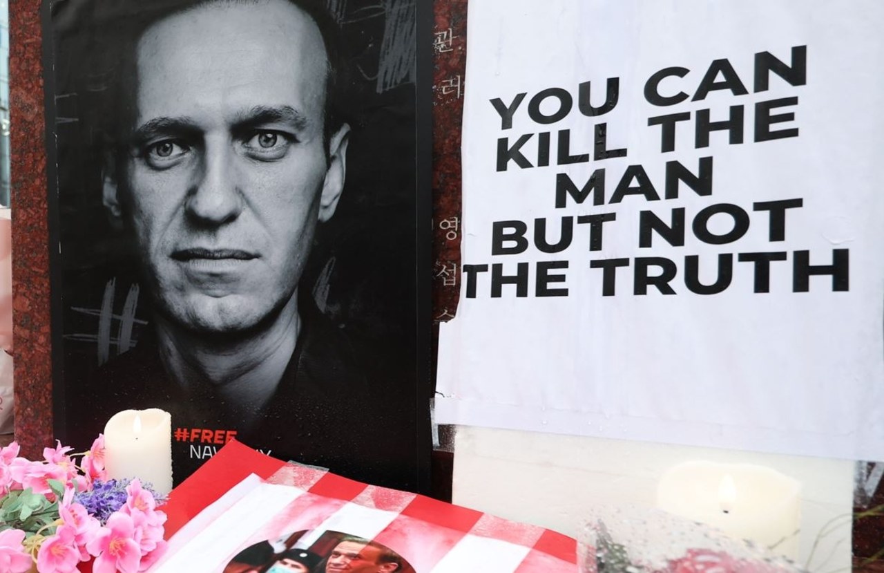 Uderzony pięścią w serce? Media o tym, jak zabito Nawalnego