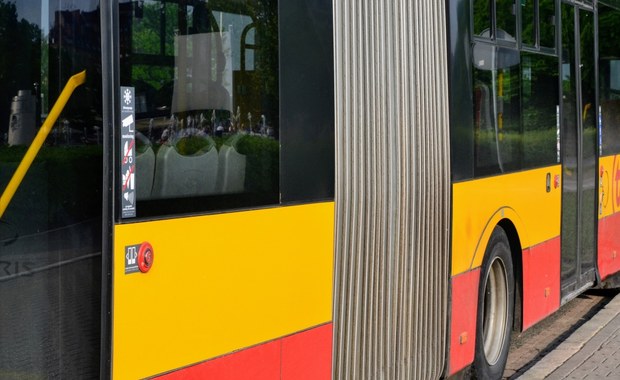 Uderzył autem w miejski autobus i uciekł