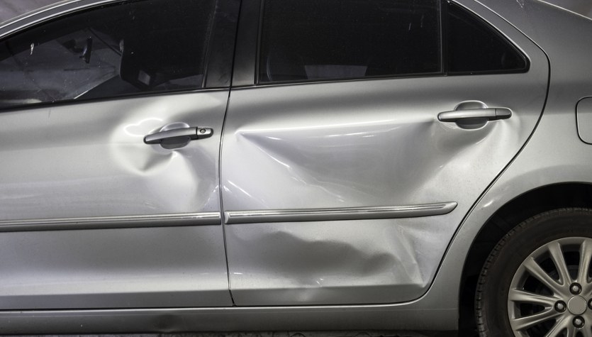 Uderzył autem w pięć zaparkowanych samochodów. Policja ustala, kto kierował 