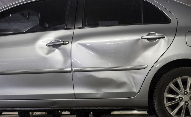 Uderzył autem w pięć zaparkowanych samochodów. Policja ustala, kto kierował 