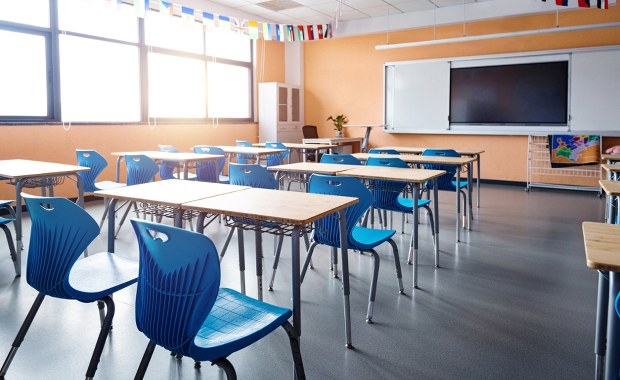 Uderzył matkę ucznia, przewrócił dyrektorkę. Areszt po skandalu w szkole