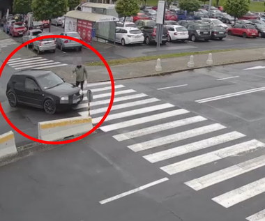 Uderzył pięścią w dach samochodu. Mógł przy tym zginąć