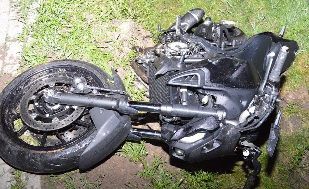 Uderzył w słup i skrzynkę elektryczną. Młody motocyklista nie żyje