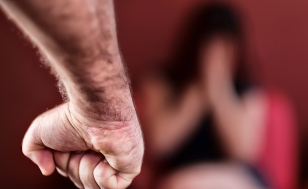 Uderzył żonę w twarz, zaciągnął do garażu. Koszmar we wsi Gortatowo