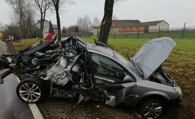 Uderzyła w drzewo i uciekła z synem. W chwili zatrzymania była nietrzeźwa