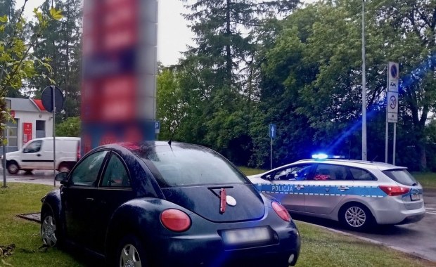 Uderzyła w pylon stacji paliw i zaczęła uciekać. Po alkoholu miała ciężką nogę