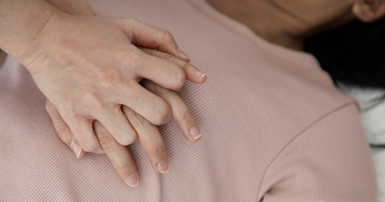 Udzielanie pierwszej pomocy nie jest trudne. Wystarczy słuchać instrukcji dyspozytora medycznego, których udzieli przez telefon /pongans68 /123RF/PICSEL