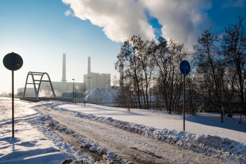 UE będzie negocjować cele redukcji emisji CO2 na 2040 rok. Na zdjęciu Elektrociepłownia Żerań w Warszawie /Marek Kowalczyk/REPORTER /Reporter