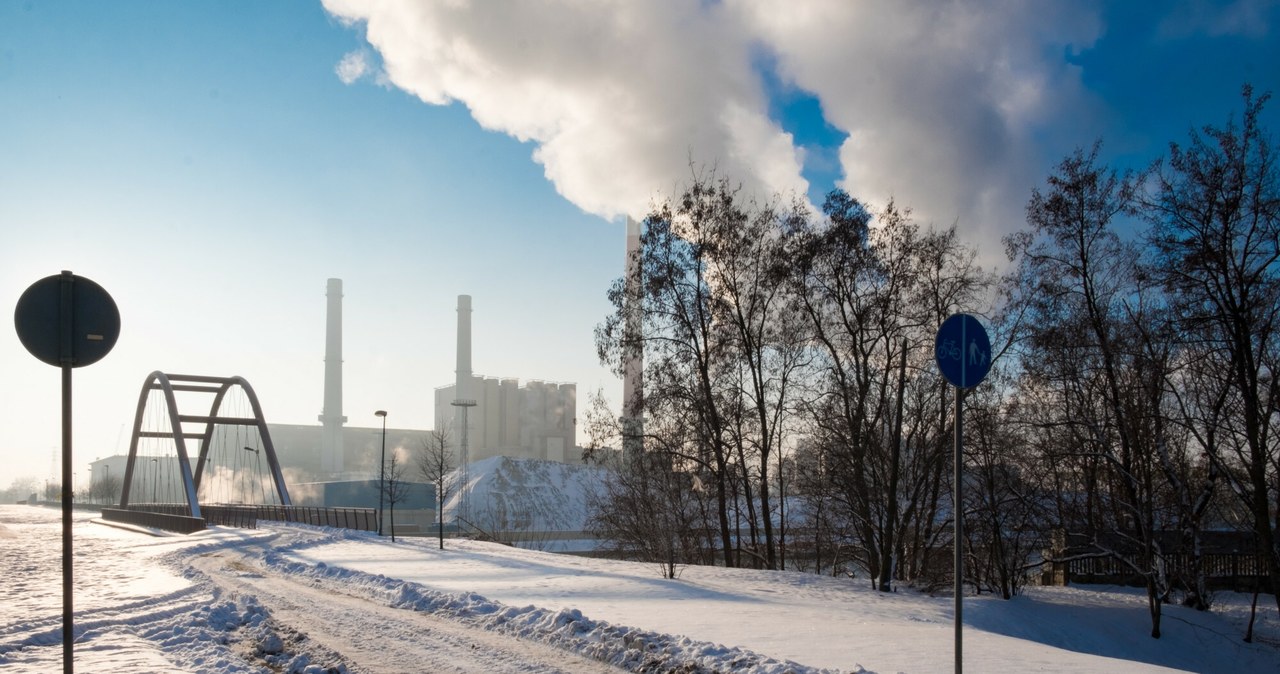 UE będzie negocjować cele redukcji emisji CO2 na 2040 rok. Na zdjęciu Elektrociepłownia Żerań w Warszawie /Marek Kowalczyk/REPORTER /Reporter